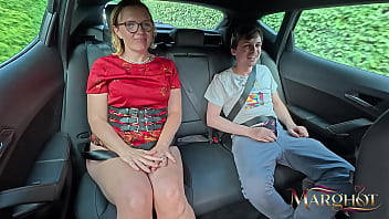 Je me fais baiser sans capote à l’arrière par mon amant pendant que mon