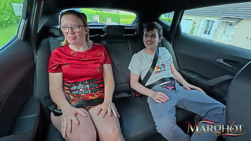 Je me fais baiser sans capote à l’arrière par mon amant pendant que mon