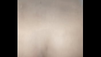 Ella le encanta probar pene y le gusta culear viendo televisión y con placer le gusta culear