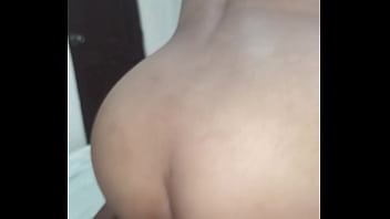 Ella le encanta probar pene y le gusta culear viendo televisión y con placer le gusta culear