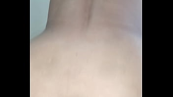 Ella le encanta probar pene y le gusta culear viendo televisión y con placer le gusta culear