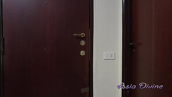 Una casalinga trova un modo per pagare l'affitto asia divine