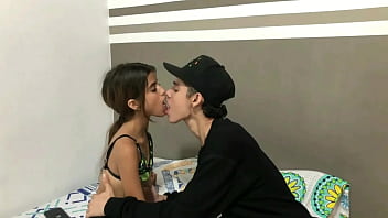 Maravillosa mamada de cerca con chupada de bolas y enorme máscara facial