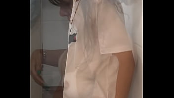 Peguei ela no flagra tomando banho e cair de boca na buceta Peguei ela no flagra tomando banho e cair de boca na buceta