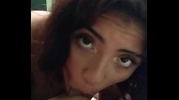 Que rica mamada me pone mi vecina