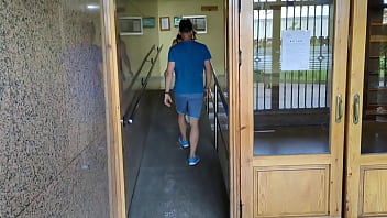 Me follo a mi vecina en las escaleras y rematamos en mi casa