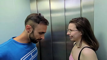 Me follo a mi vecina en las escaleras y rematamos en mi casa