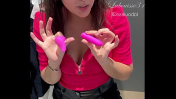 Je m'amuse avec mes jouets en cabine d'essayage