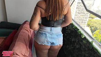 Domingo transo com minha prima rapidinho que fumava na janela enquanto minha esposa vai ao mercado