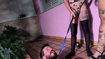 Safadas cuspindo na boca do corno fazendo ele morder o pau de brinquedo Safadas cuspindo na boca do corno fazendo ele morder o pau de brinquedo
