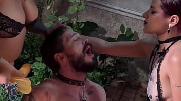 Safadas cuspindo na boca do corno fazendo ele morder o pau de brinquedo