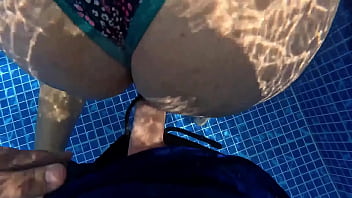 Latina milf culona recibe la dura verga de un desconocido en la piscina publica