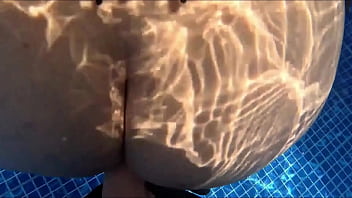 Latina milf culona recibe la dura verga de un desconocido en la piscina publica