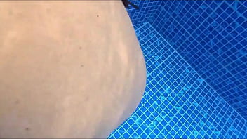 Latina milf culona recibe la dura verga de un desconocido en la piscina publica