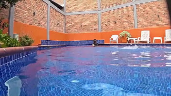 Latina milf culona recibe la dura verga de un desconocido en la piscina publica