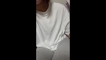 一般素人女子大生がお風呂あがりにおまんこを触ってオナニー姿が興奮する。