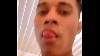 Latino filmando un video