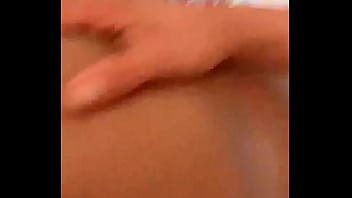 Latino filmando un video