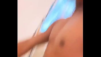 Latino filmando un video