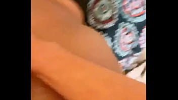 Latino filmando un video