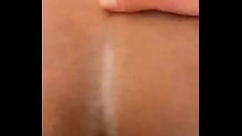 Latino filmando un video