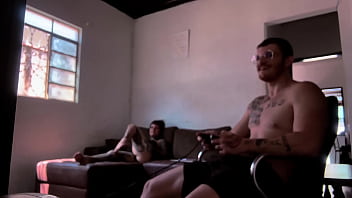 Bastidores da gravação chupando o carmona jogando video game