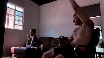 Bastidores da gravação chupando o carmona jogando video game