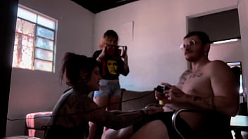 Bastidores da gravação chupando o carmona jogando video game