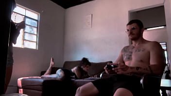 Bastidores da gravação chupando o carmona jogando video game