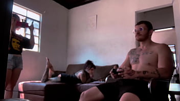 Bastidores da gravação chupando o carmona jogando video game