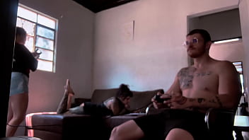 Bastidores da gravação chupando o carmona jogando video game