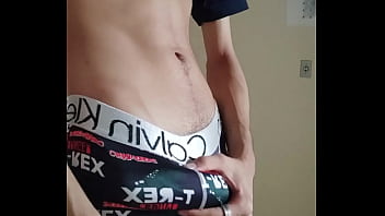 Novinho Magrinho Exibindo O Volume Da Sua Rola Na Cueca thumbnail