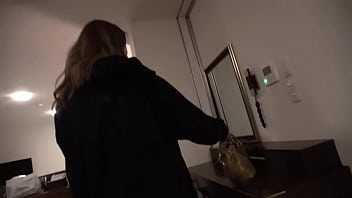 花見→ホテルで絶叫ファック！w豪快放尿でスタッフ全員マーキング！！？オモチャを渡すと一生オナるドエロ美女！「チ●コちょうだぁ～い」