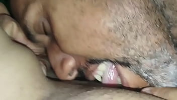 Miro a mi inocente hijastra masturbándose el coño tan bien que no puedo soportarlo más y termino cogiéndole el coño duro