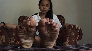 627799 wide toe spreading amp long toe nails