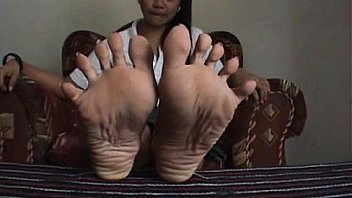 627799 wide toe spreading amp long toe nails