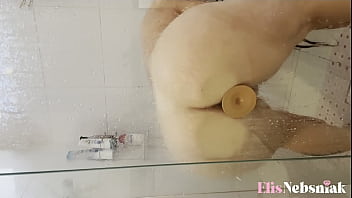 Loira peituda se masturba com seu brinquedinho favorito no banho e goza gostoso