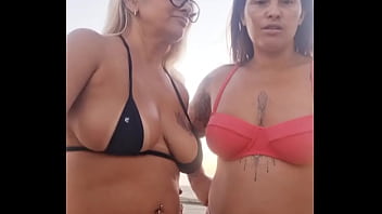 Falando sacanagens na praia com amiga safada e depois tiramos a virgindade do novinho que encontramos lá