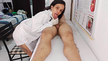 Paciente em exame médico fica duro diante da enfermeira