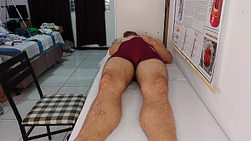 Paciente em exame médico fica duro diante da enfermeira