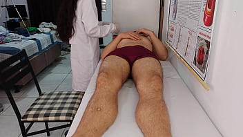 Paciente em exame médico fica duro diante da enfermeira