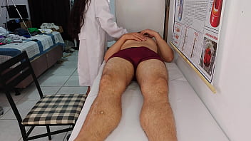 Paciente em exame médico fica duro diante da enfermeira