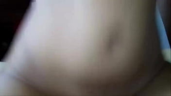 Después de una rica mamada empiezo a saltar salvajemente en su polla grande hasta que eyacule dentro de mi