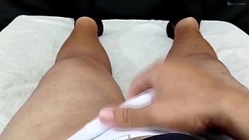 Minha namorada bateu uma siririca gostosa em sua bucetinha apertadinha e lisa me deixando excitado que fui gozar