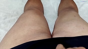 Minha namorada bateu uma siririca gostosa em sua bucetinha apertadinha e lisa me deixando excitado que fui gozar