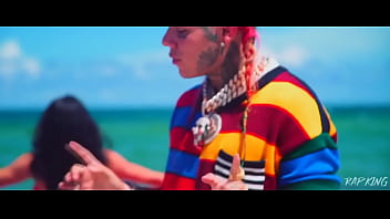 Baise au bord dans la piscine