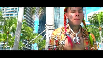 Baise au bord dans la piscine