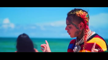 Baise au bord dans la piscine