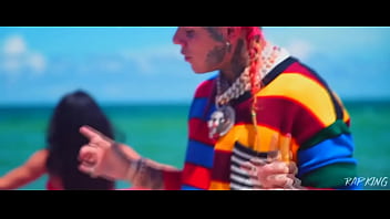 Baise au bord dans la piscine