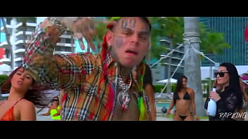 Baise au bord dans la piscine